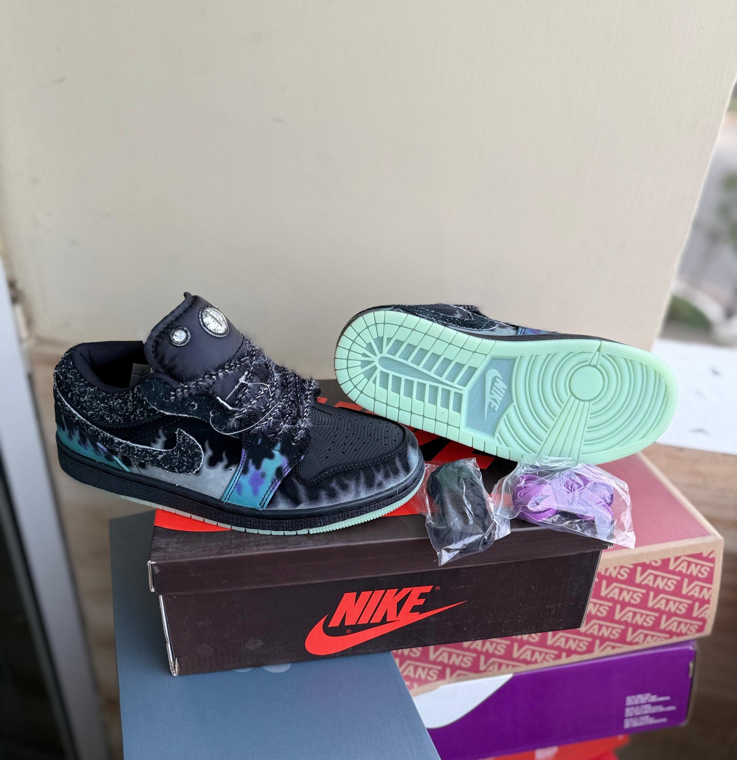AIR JORDANS 1 LOW HALLOWEEN BLACK CAT