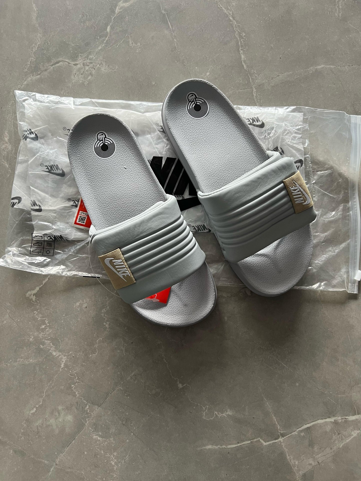 NIKE OFFCOURT ADJUST SLIDE