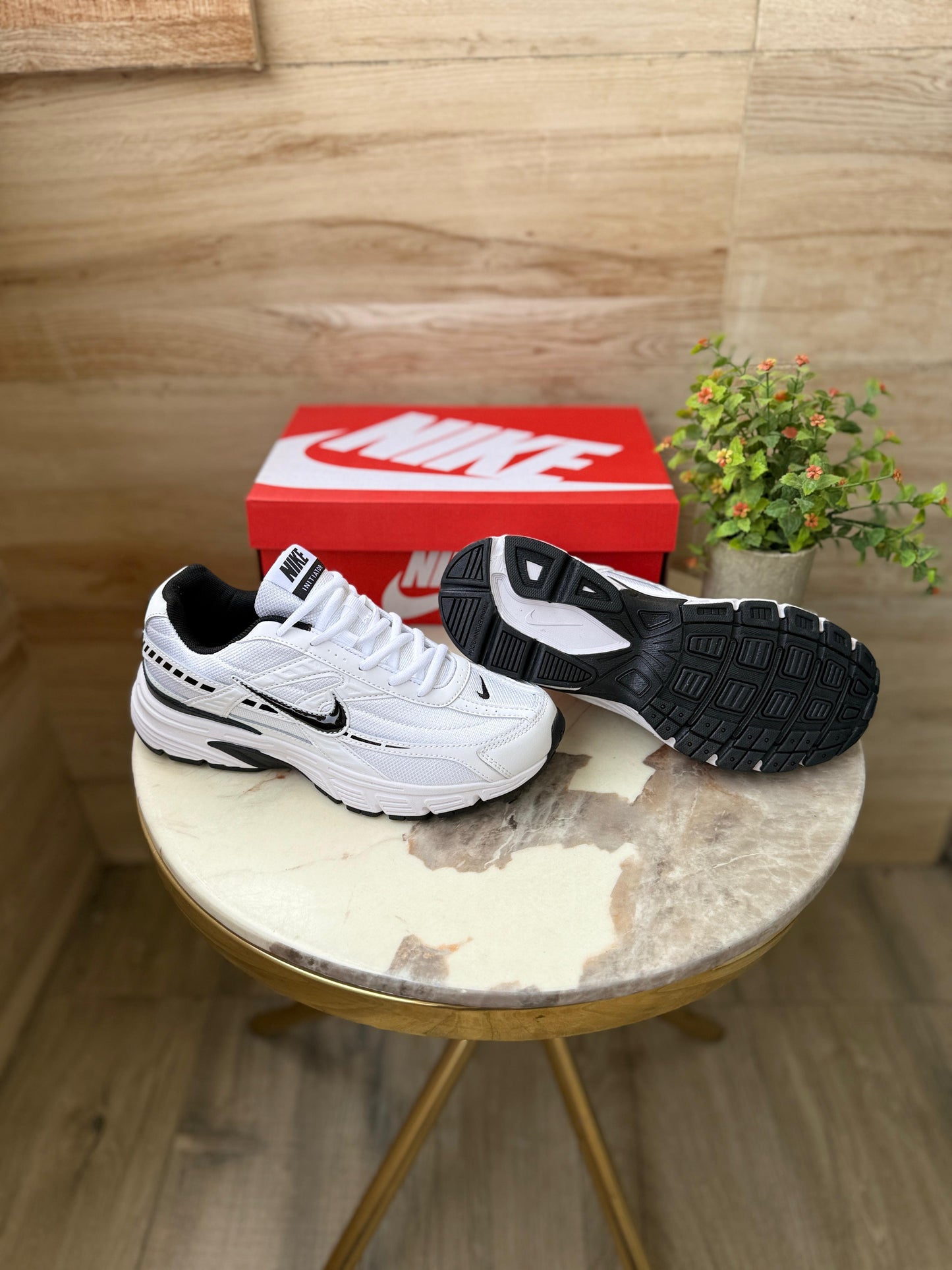 NIKE INITIATOR WHITE BLACK