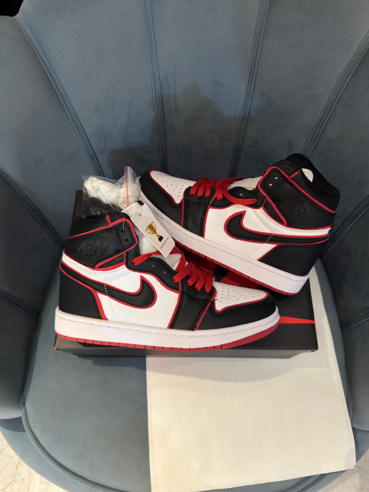 AIR JORDANS RETRO 1 MID BLOODLINE