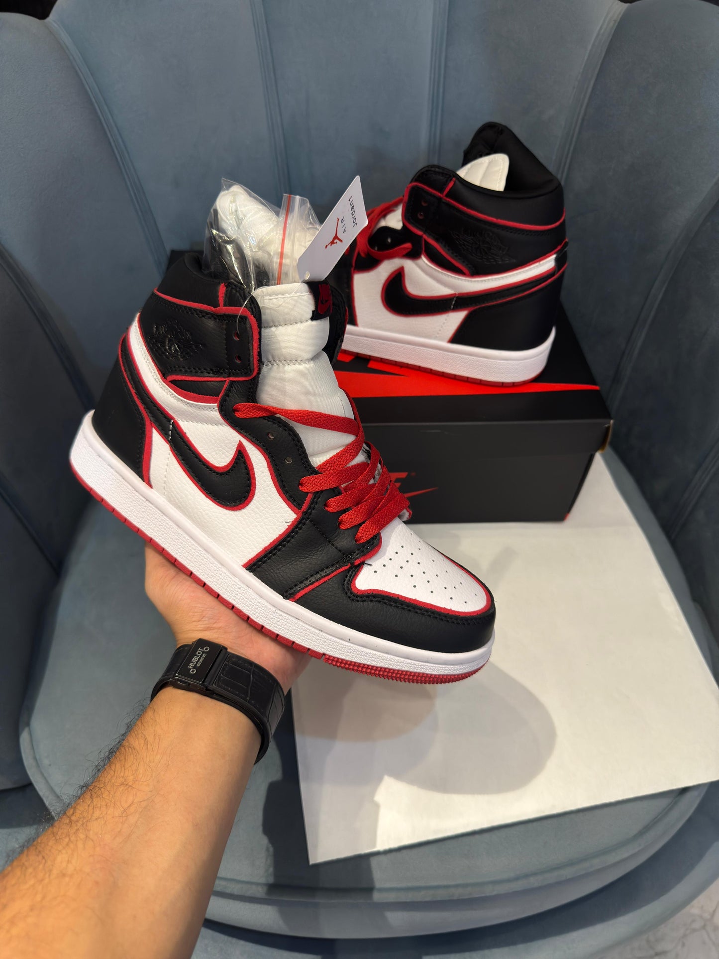 AIR JORDANS RETRO 1 MID BLOODLINE