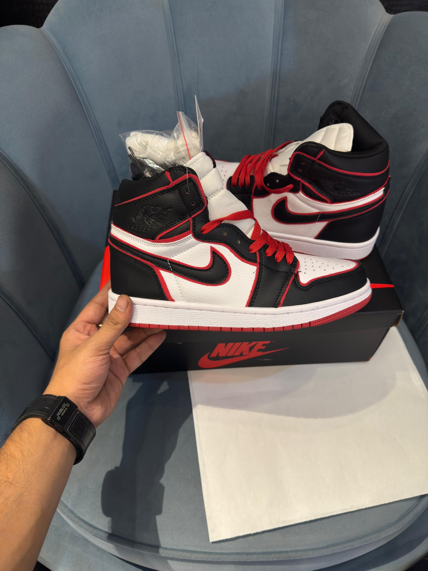 AIR JORDANS RETRO 1 MID BLOODLINE