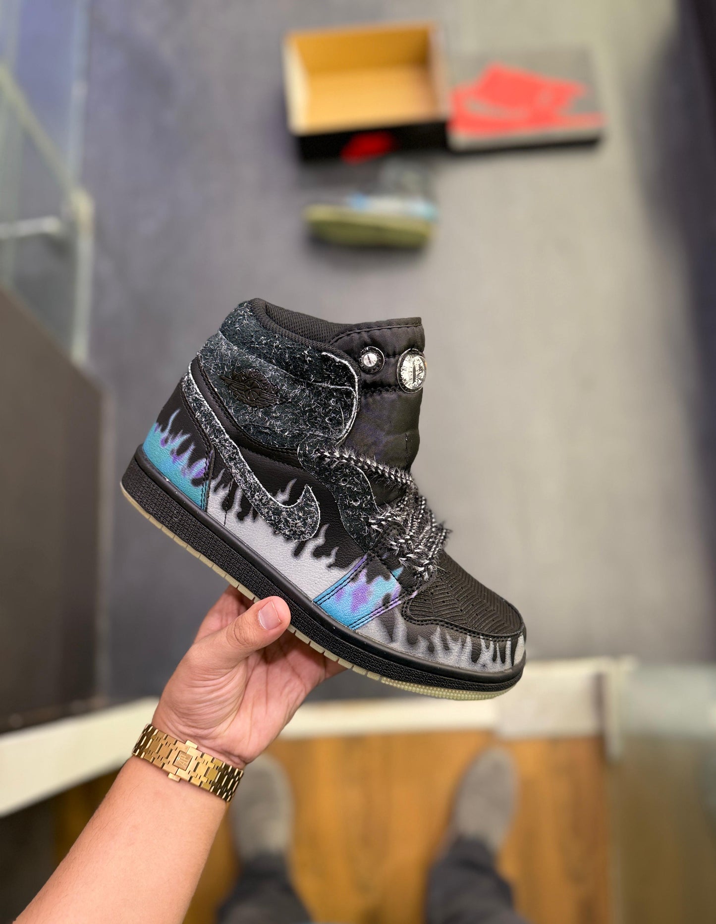 AIR JORDANS 1 MID HALLOWEEN BLACK CAT