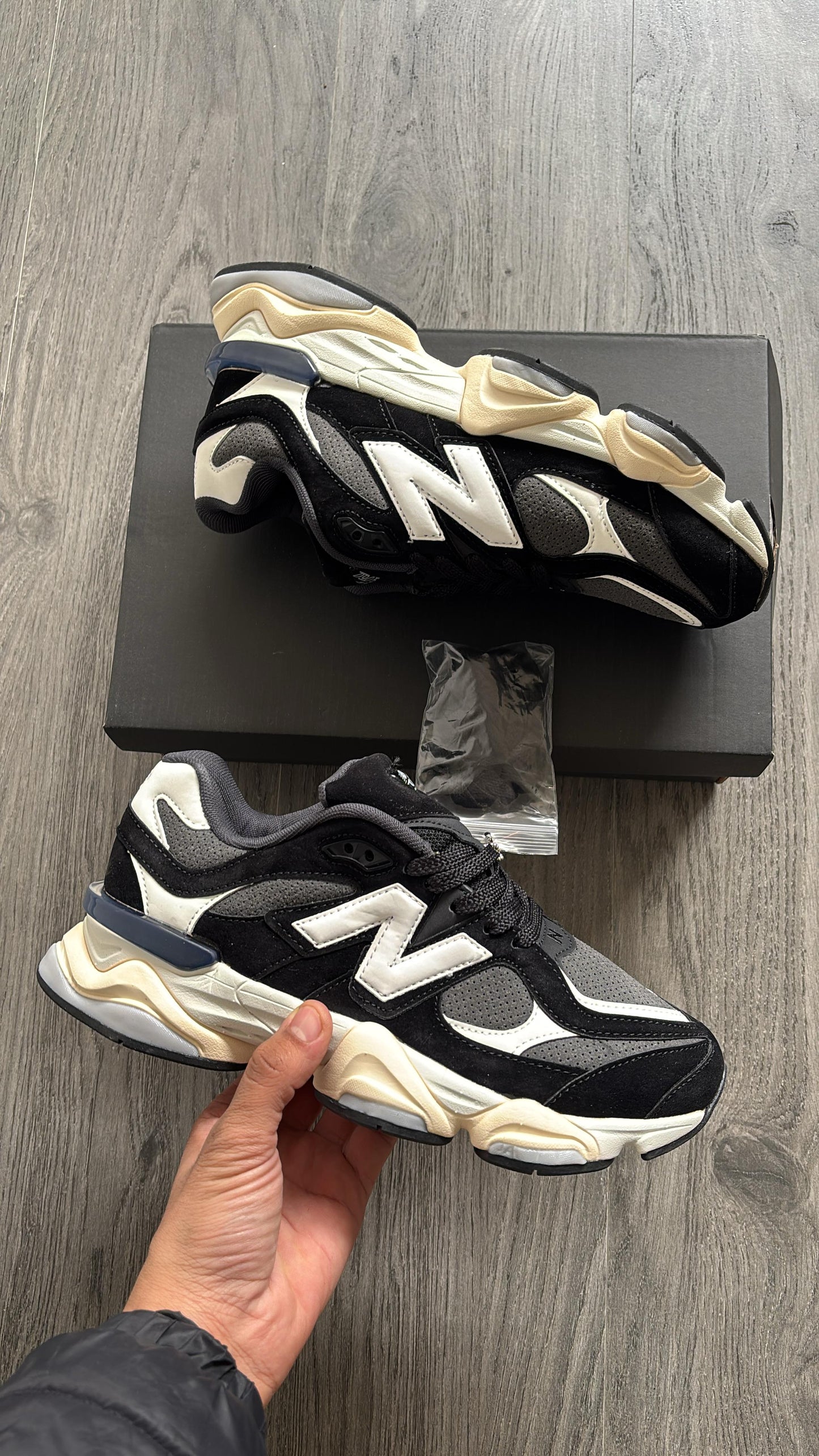 NEW BALANCE 9060 BLACK AND WHITE