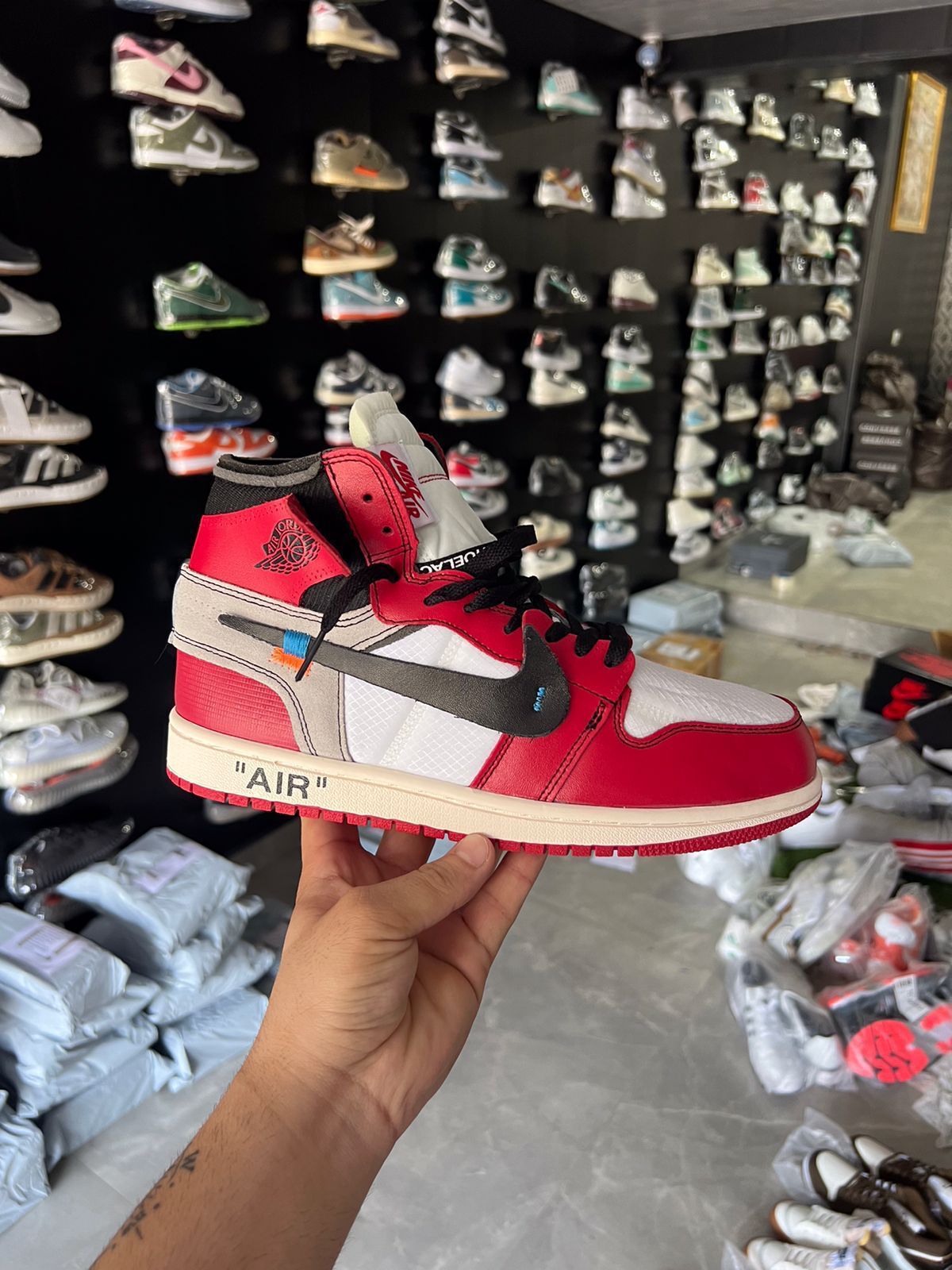 NIKE AIR JORDAN 1 x OFF WHITE