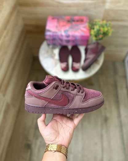 NIKE SB DUNK BURGUNDY CRUSH