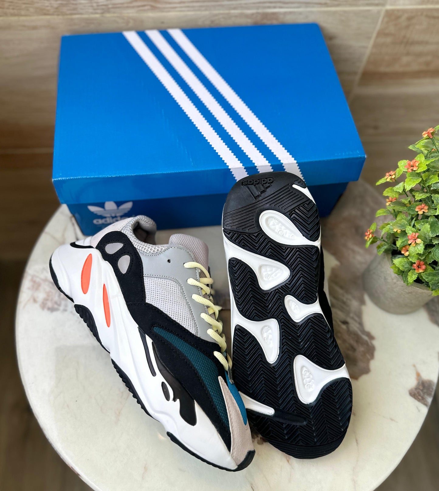 ADIDAS YZY 700