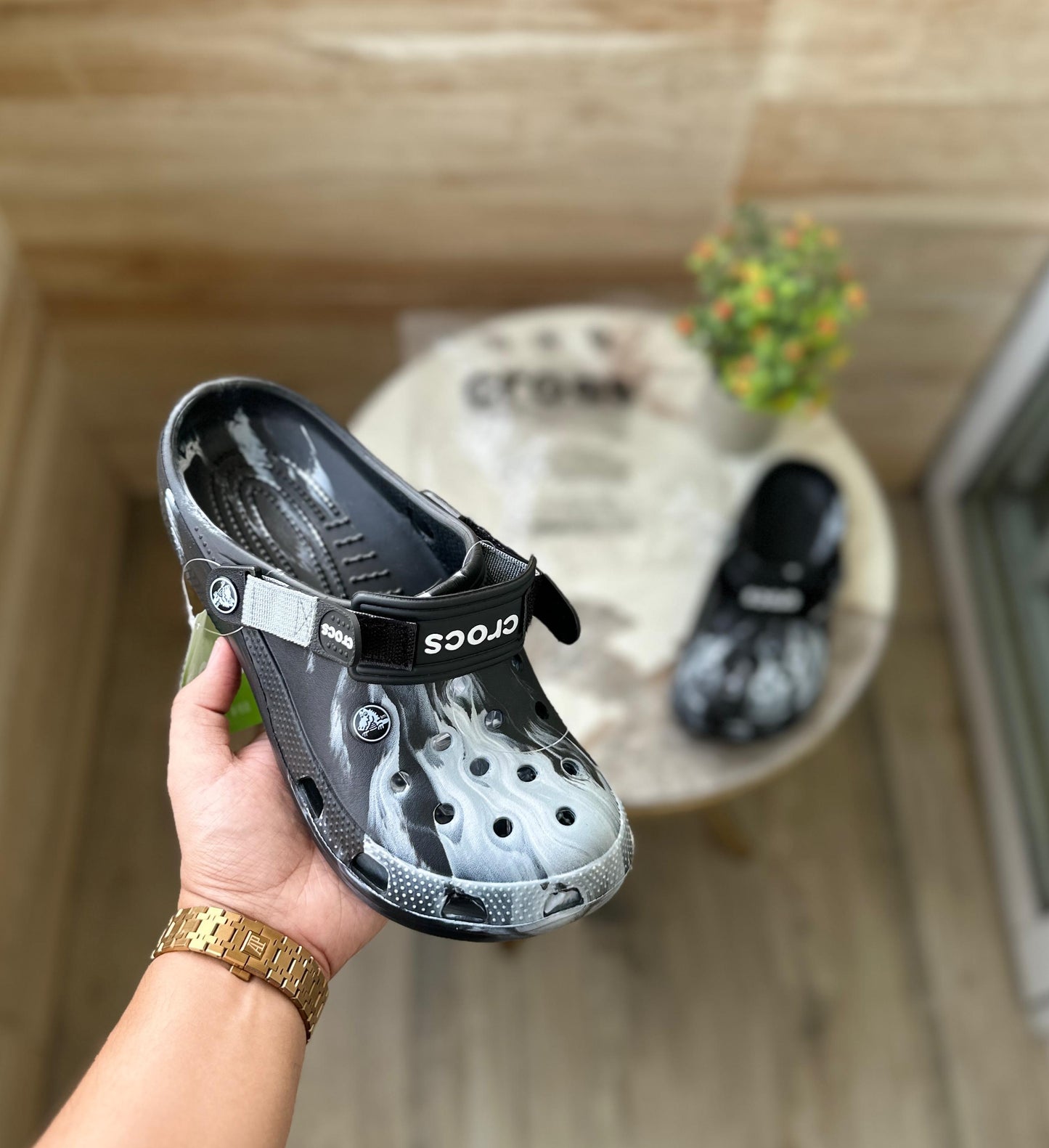 CROCS  TIEDIE CLOGS