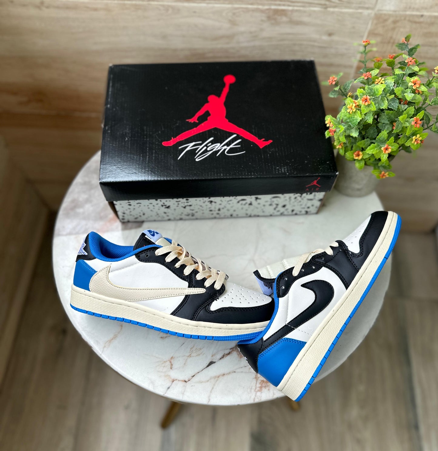 AIR JORDANS RETRO 1 TRAVIS  SCOTT FRAGMENT