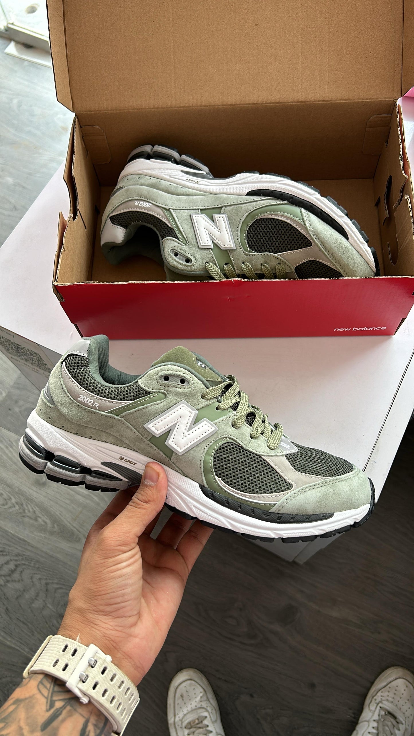 NEW BALANCE 2002R