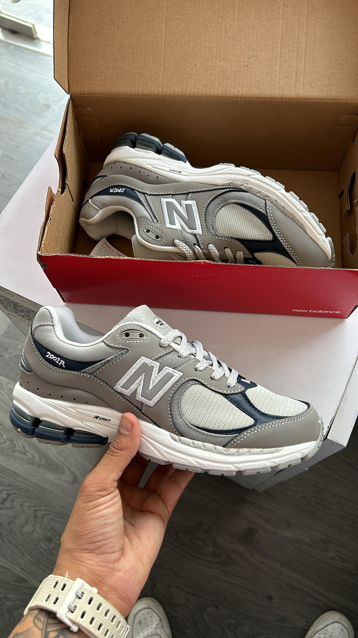 NEW BALANCE 2002R