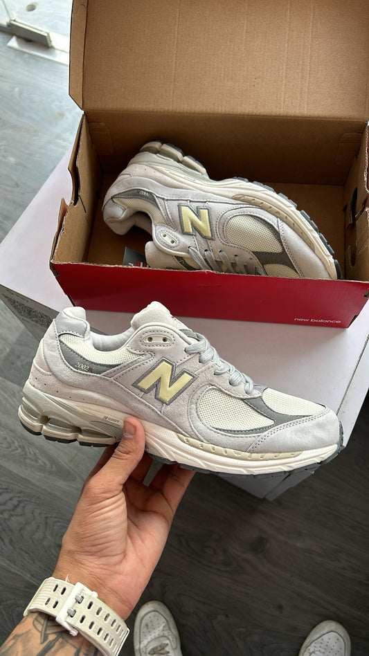 NEW BALANCE 2002R