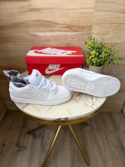 NIKE SB DUNK TRIPPLE WHITE