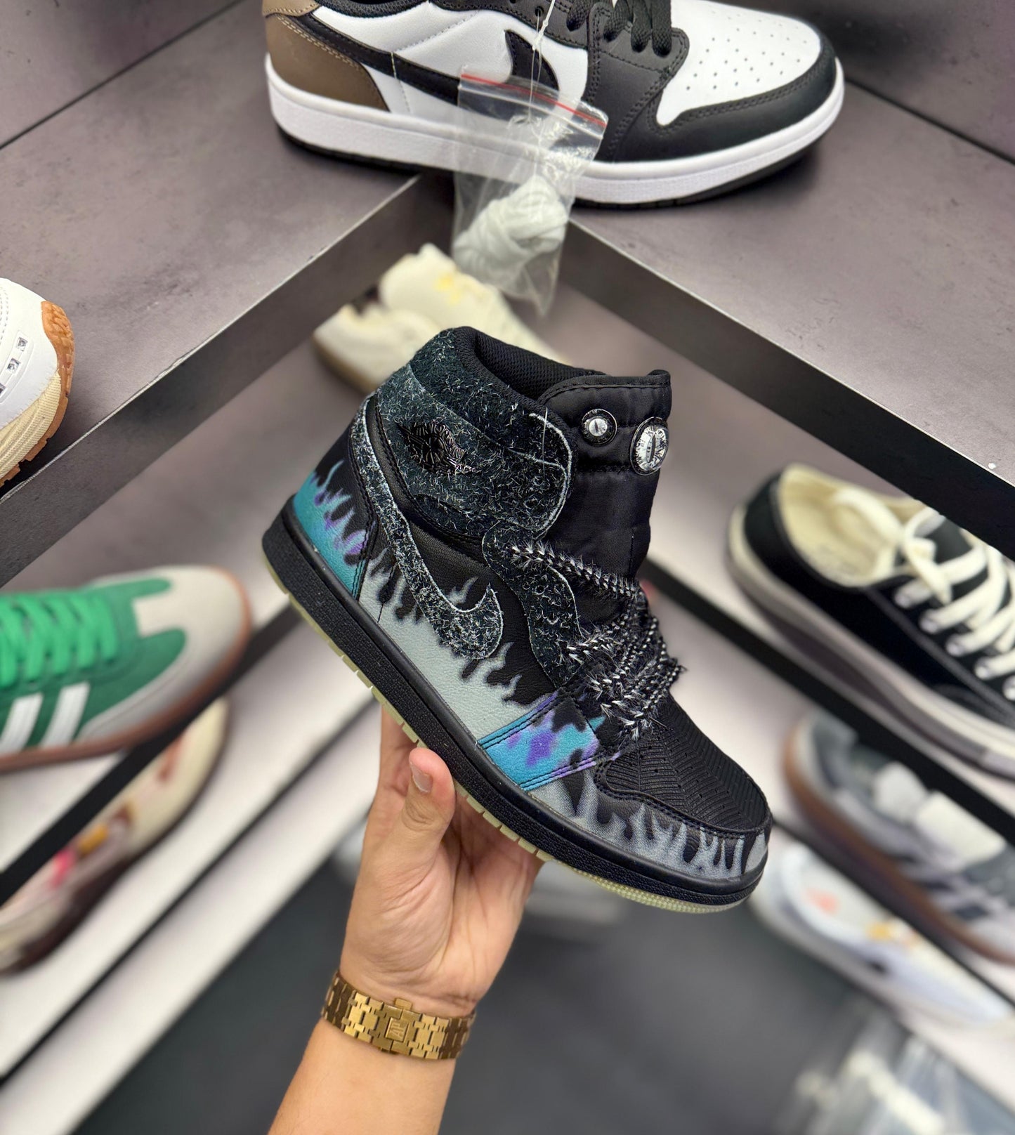 AIR JORDANS 1 MID HALLOWEEN BLACK CAT