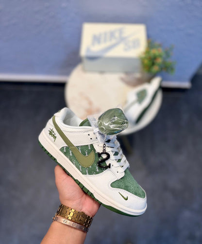 NIKE SB DUNK STUSSY WHITE ARMY GREEN 2025