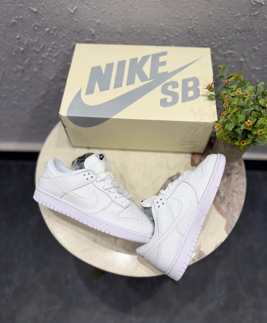 NIKE SB DUNK TRIPPLE WHITE