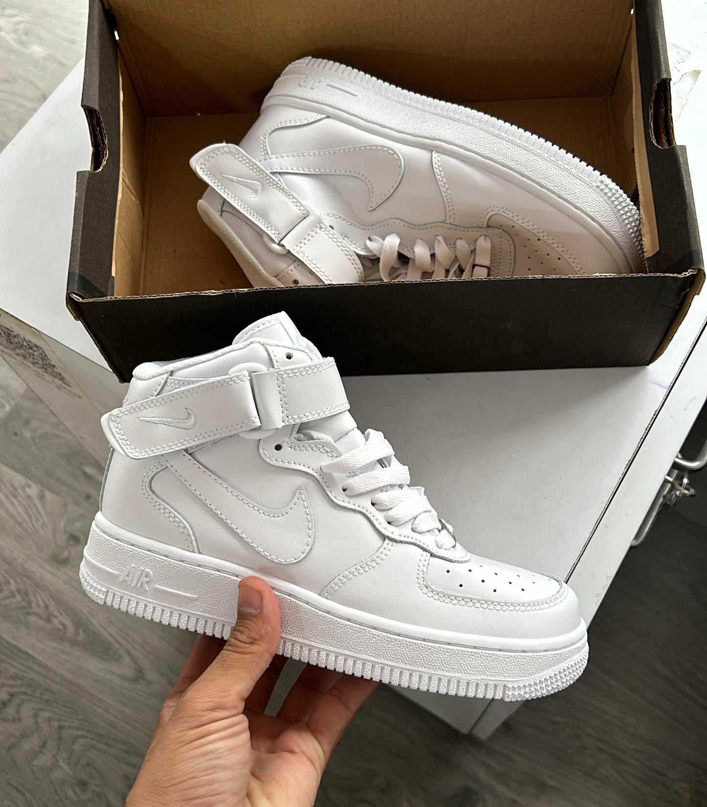 NIKE AIRFORCE ONE MID