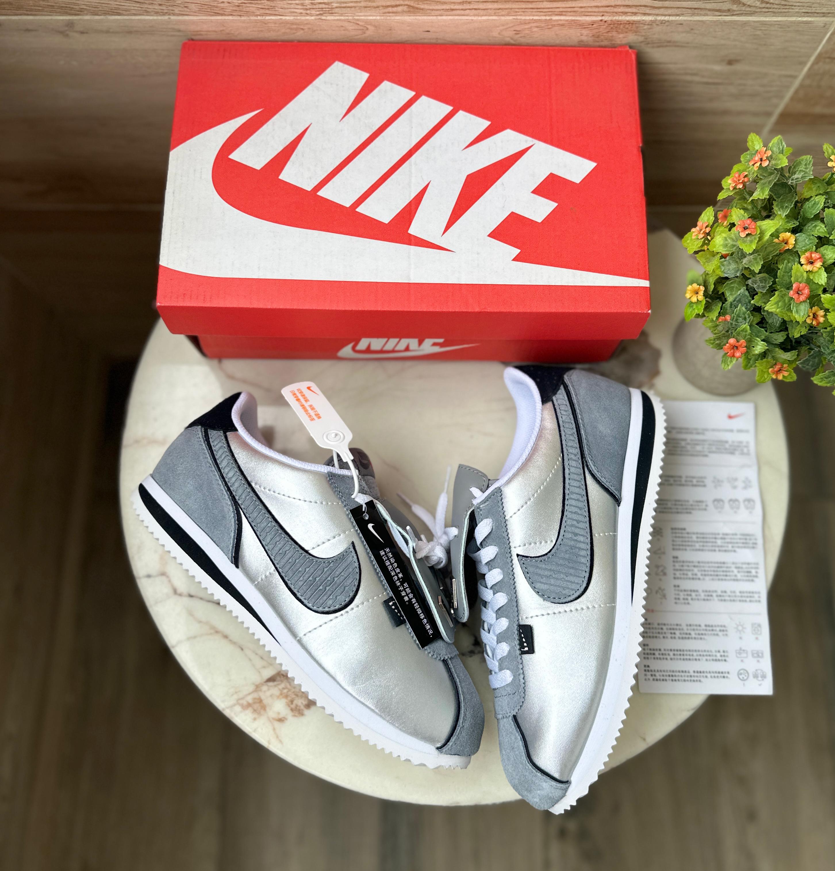 Nike cortez total white best sale