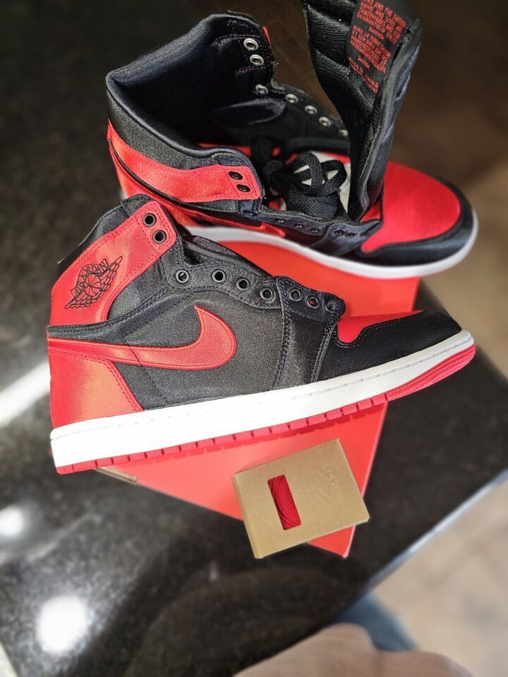 Nike Air Jordan One Satin Bred